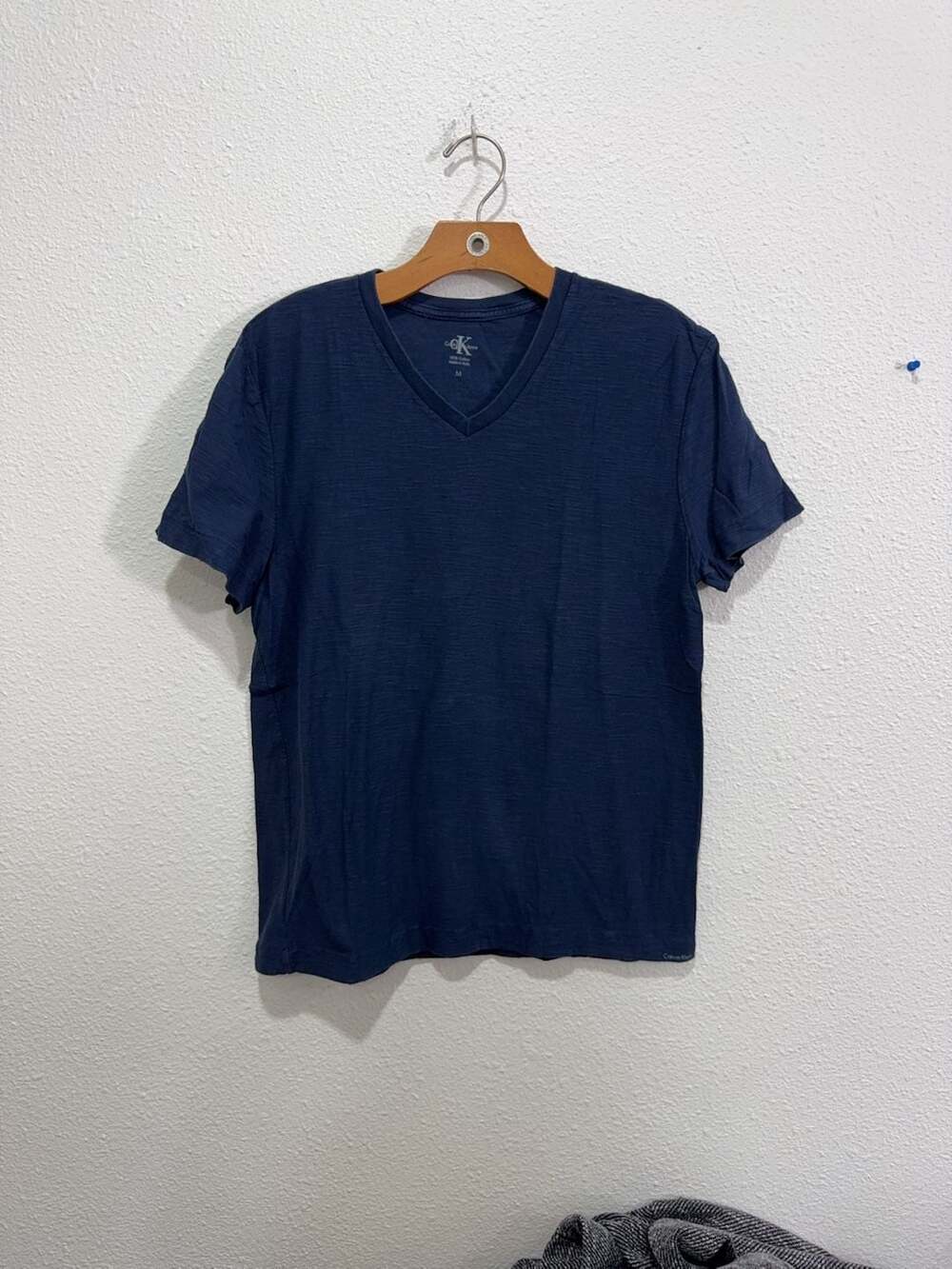 Calvin Klein Jeans Men's Navy Blue V-Neck T-Shirt Size M